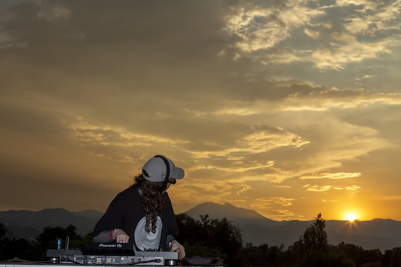 DJ set at sunset, Aki Aora 2025 closing
