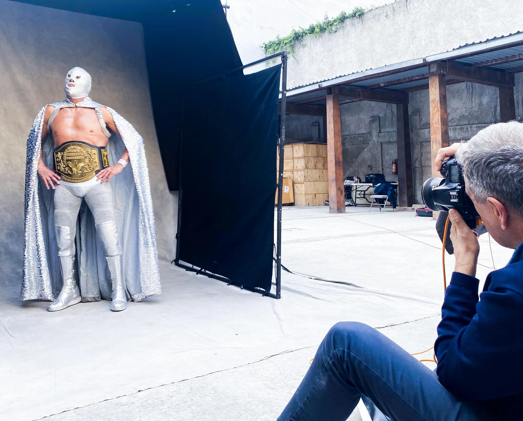 Mario Testino photographing El Hijo del Santo