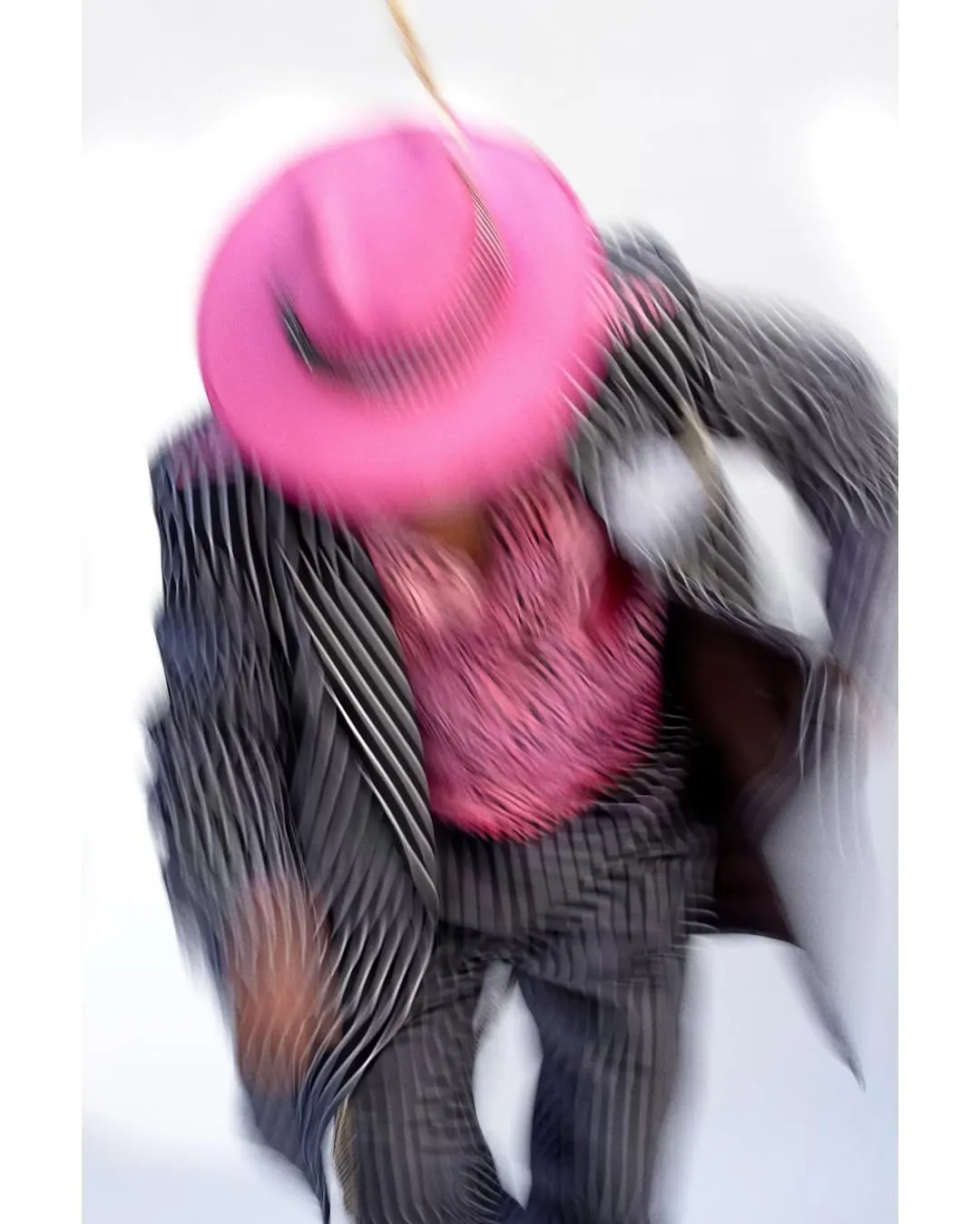Pink hat in motion — Alta Moda